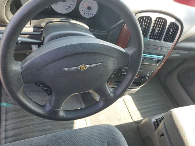 2005 Chrysler Town & Country Base